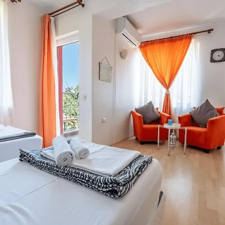 Sunray Guest House, Private & With Lovely Sea View Warna