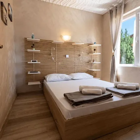 Sunray Guest House, Private & With Lovely Sea View Warna