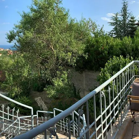 Sunray Guest House, Private & With Lovely Sea View 게스트하우스